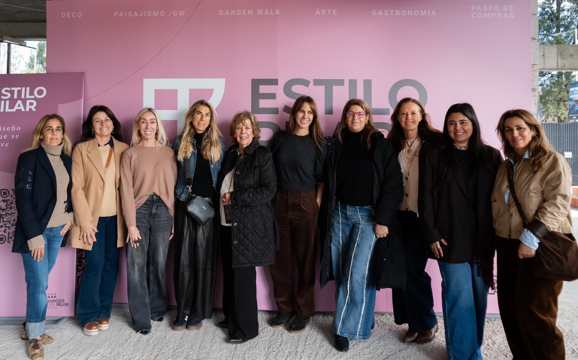 El equipo de Amigos del Pilar frente al backdrop de la edición 21